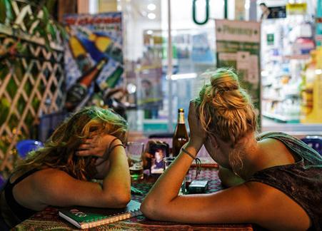 泰国曼谷的一条街:激情四色,不眠之夜