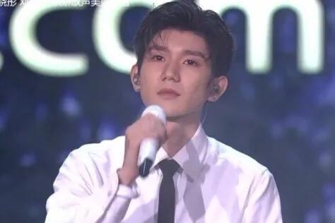 王源皮肤再引争议！快本镜头下脸部凸点明显，磨皮滤镜也挡不住