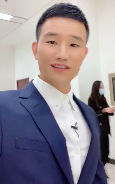 嘎子谢孟伟又惹争议,和妻子穿廉价礼服要二婚,曾豪掷千金办婚礼