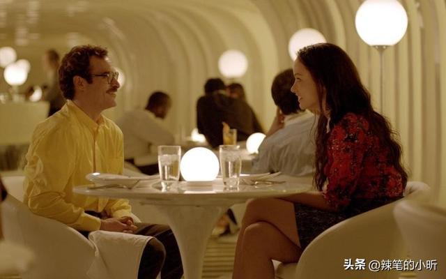 浅析美国科幻电影《她》中人工智能的“具身化”叙事