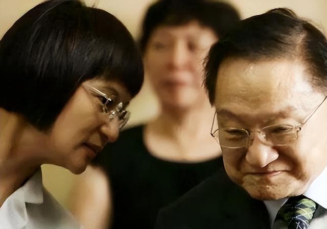 他为娶小三抛弃相伴23年妻子，儿子因此离开世界，前妻孤独终老