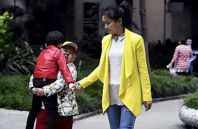 1米2男子娶1米65漂亮妻子，买7套房开豪车，妻子：我不图钱，图人