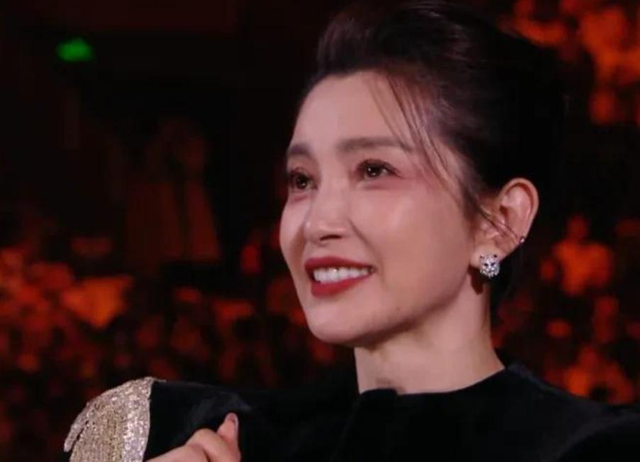 微博之夜现场大混战!肖战坐前排王一博不敢落座,关晓彤被边缘化