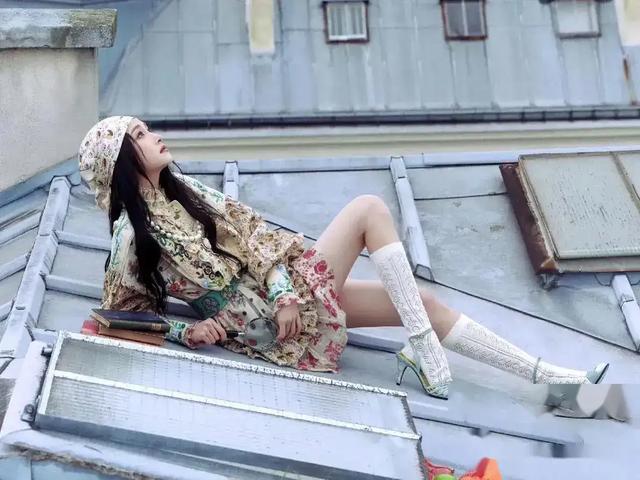 关晓彤这是怎么了？尝试全套黑色蕾丝，努力证明自己的性张力