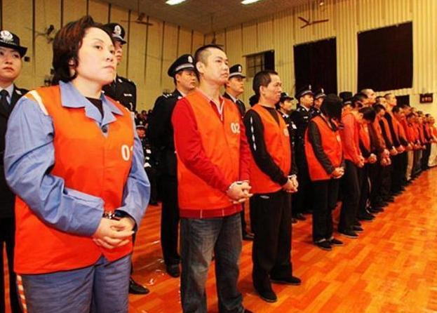 她是黑帮的女老大,因贪图享乐,一度包养16名年轻男子