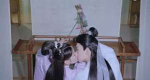 国民老公吻戏(车祸后躺在地上吻，拔掉氧气管还要吻，国产剧花式吻戏智商在哪？)