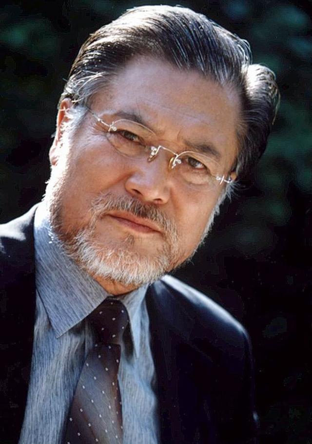 他是东北帅气男星,从《兵临城下》走上银幕,曾与黄梅莹饰演夫妻