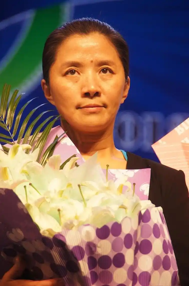 迟蓬：和倪萍是好闺蜜，与丈夫相爱40年，如今因《小巷人家》爆红