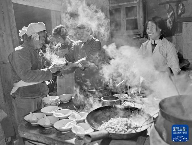 “国社之镜·世纪光影”新华社新闻摄影展丨丰衣足食(下篇)