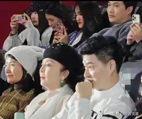 范丞丞父母山东过年,母亲戴翡翠吊坠像大牌新穿搭,二老不像70岁