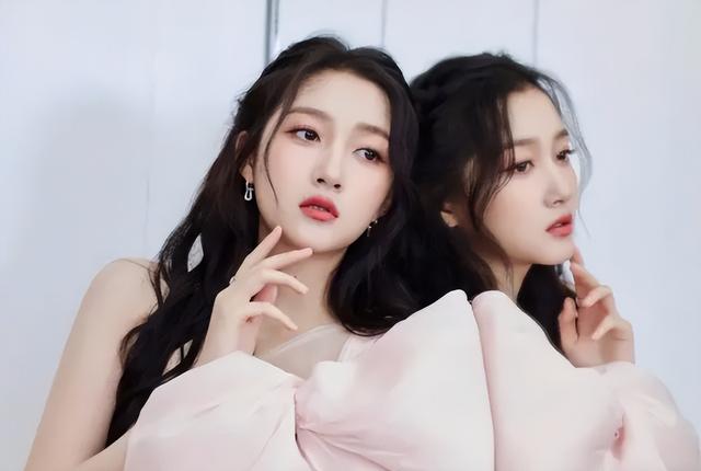 关晓彤在梁爽直播间跳瘦腿操，穿JK裙扎马步，疑似回应怀孕传闻