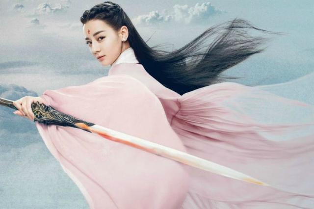 迪丽热巴获奖，全英文致幕词，网友：巴巴好腻害