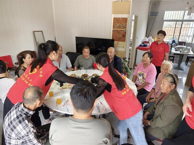 赤壁志愿者与村民共度重阳，留守老人：“幸福到家了”