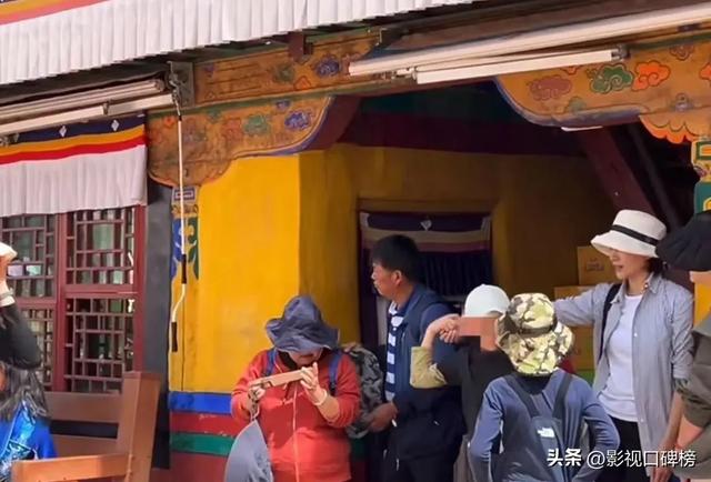 董卿带10岁儿子游布达拉宫,身材纤瘦,手臂黝黑,脸上白皙