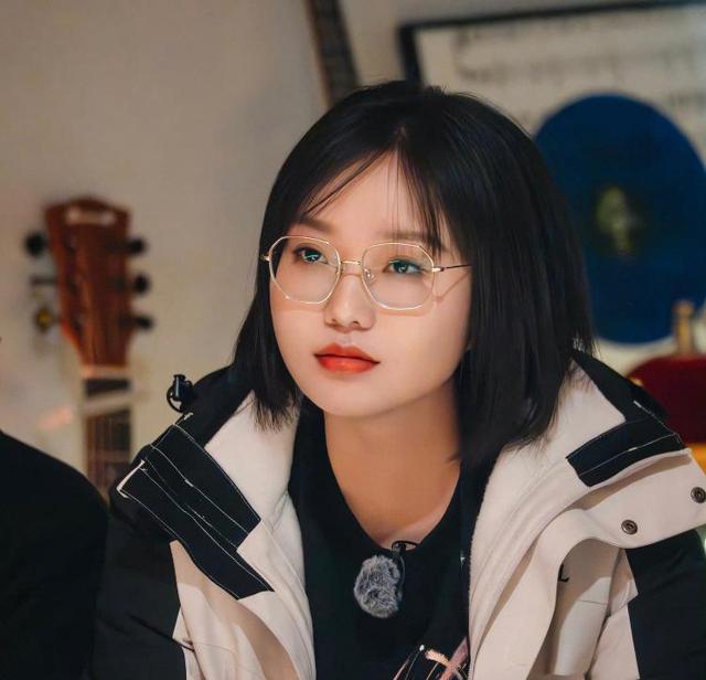 到底会不会游泳？李雪琴北大学历遭质疑，同学发文回应：并无体育加分