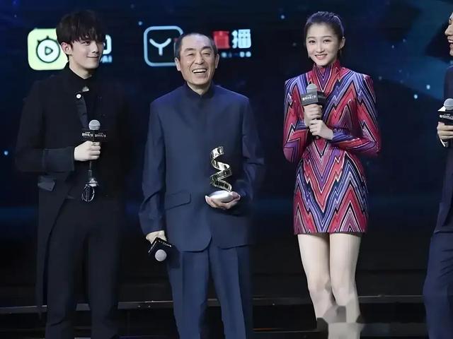 关晓彤这是怎么了？尝试全套黑色蕾丝，努力证明自己的性张力