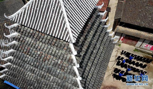 侗乡探秘：亮布侗衣让人迷