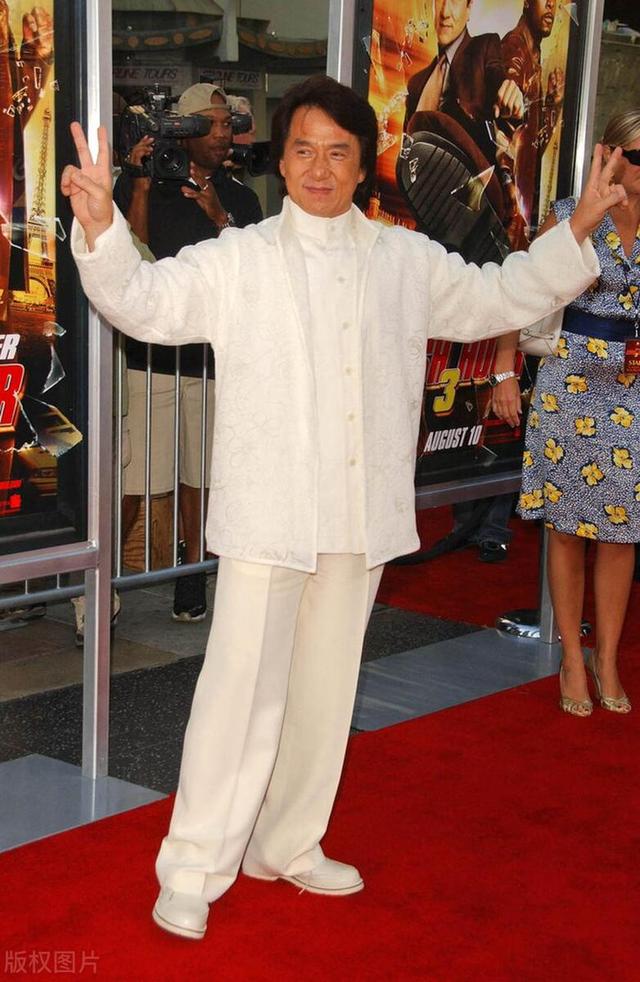 成龙的传奇：岁月不老，影响力永恒，