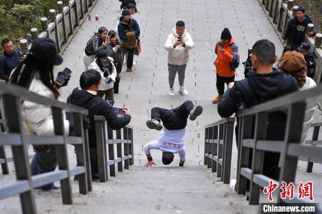 山东男子双手倒立攀登张家界天门山999阶天梯