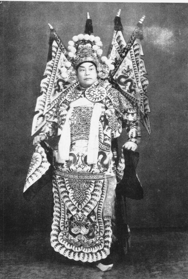 沪上第一名媛与戏子私奔，狠心“抛弃”孩子，却缔造华人顶级豪门