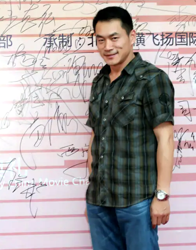 著名演员丁海峰：和初恋妻子相爱30年，陪她抗癌，把她当成宝