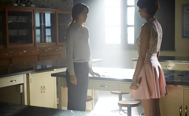 ​《女教师》，韩国19禁电影，两个女老师为争夺男学生无所不用