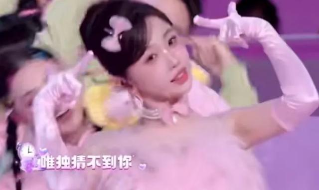 虞书欣复古甜心直拍爆红！《在干嘛呀》展现自信与活力