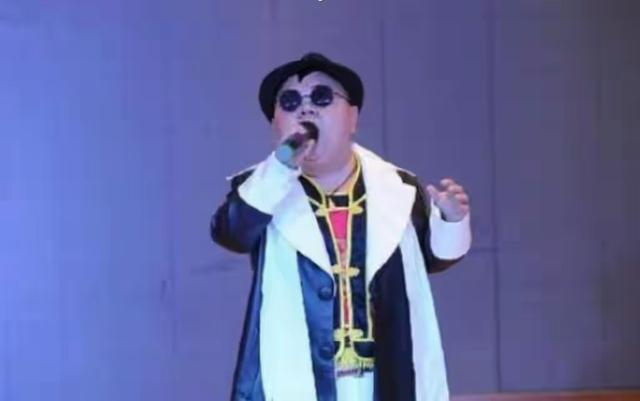 1米2男子娶1米65漂亮妻子，买7套房开豪车，妻子：我不图钱，图人