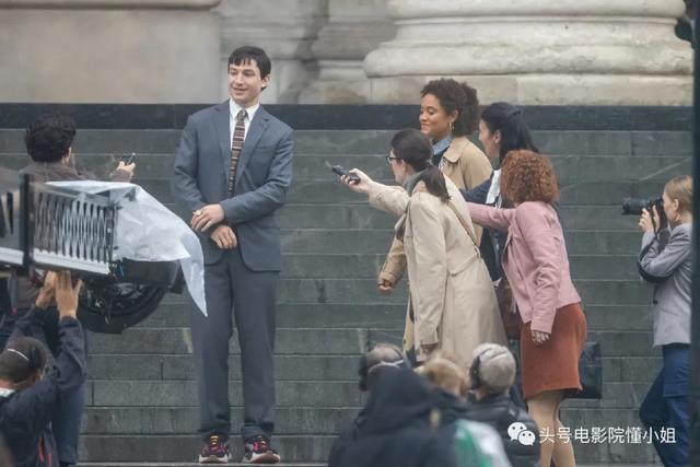 DC电影《闪电侠》开拍！超女造型被吐槽，白发蝙蝠侠让粉丝激动了