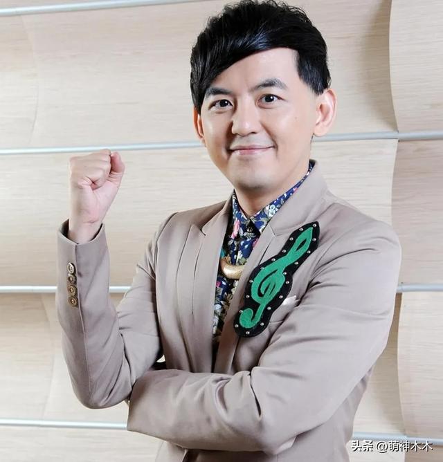 黄子佼购买上百部未成年不雅影片，被指恋童，历届女友都偏幼态