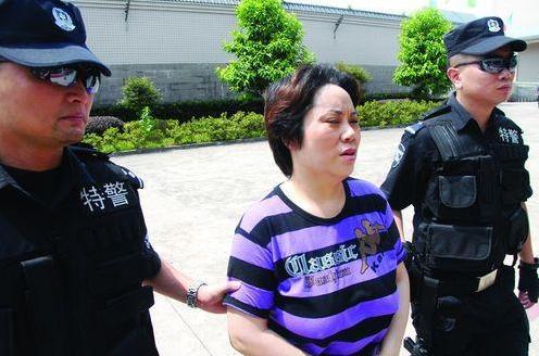 她是黑帮的女老大,因贪图享乐,一度包养16名年轻男子