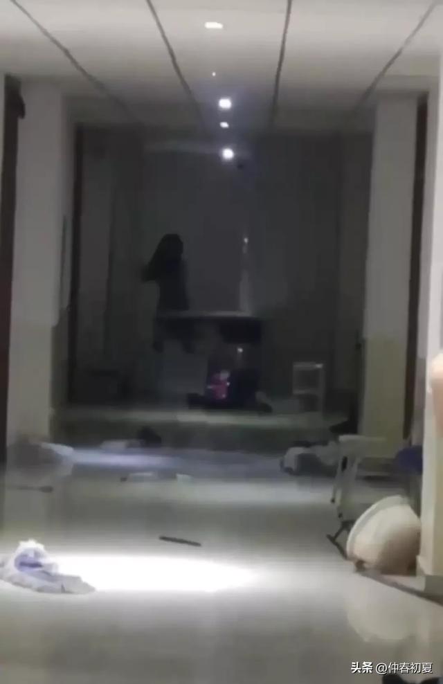 女子裸体进入男生宿舍！一丝不挂在楼道里大闹，现场画面太辣眼
