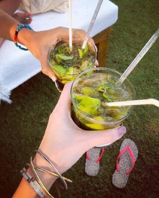 林志颖老婆陈若仪海边大秀好身材,手上40万的手镯亮了