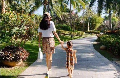 孙怡离婚后首晒女儿，大福家中奔跑扮仙子，孙怡户外开心玩耍