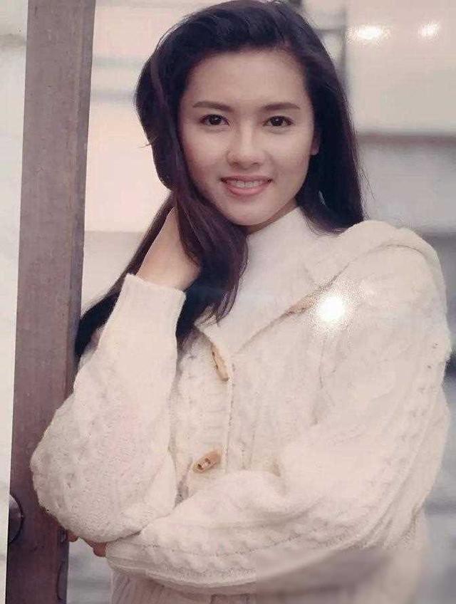 《蜜桃成熟时》：30年后，这部香港电影经典凭什么打动人心？