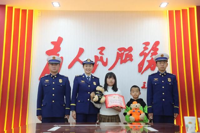 “我家着火了”!弟弟嗷嗷哭,9岁小孩姐“硬控全场”!