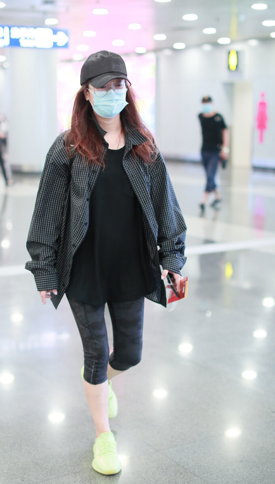 玲花身材原来还挺好，穿“破边”短裤秀长腿，一身黑越看越瘦