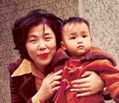 亲哥欠赌债，勒死妻儿自杀，明道内心崩溃背影佝偻，却遭网友谴责