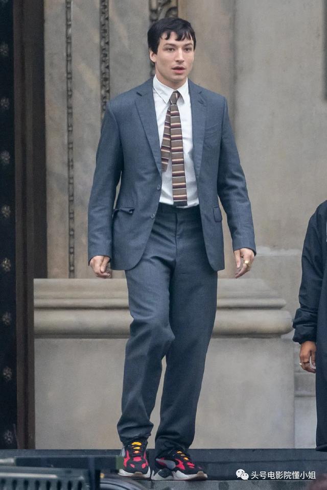 DC电影《闪电侠》开拍！超女造型被吐槽，白发蝙蝠侠让粉丝激动了