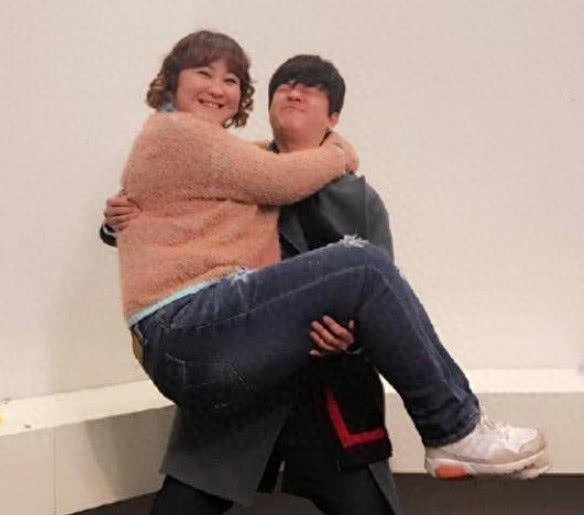 迪丽热巴的教科书式“公主抱”让人折服，也让不少男艺人为之汗颜