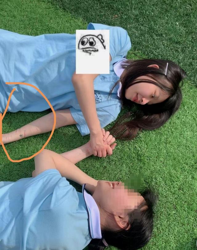 符月华有暗恋的男生,称他是“高中为数不多的光”,只能偷偷的爱