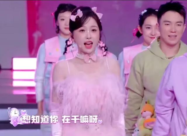 虞书欣复古甜心直拍爆红！《在干嘛呀》展现自信与活力