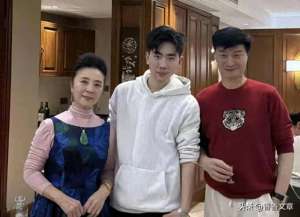 范丞丞妈妈(范丞丞父母山东过年，母亲戴翡翠吊坠像大牌新穿搭，二老不像70岁)