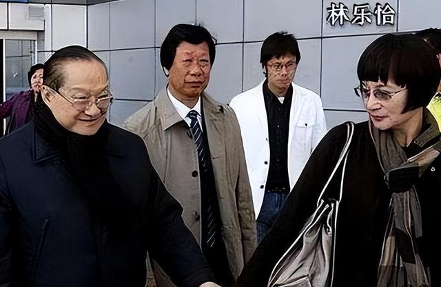 他为娶小三抛弃相伴23年妻子，儿子因此离开世界，前妻孤独终老