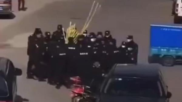 南通市容管理人员强夺甘蔗不顾老人哭喊?官方:启动调查