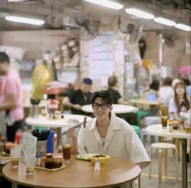 杨洋瘦身后帅气值暴增,退伍后的气质完全不一样,太迷人了