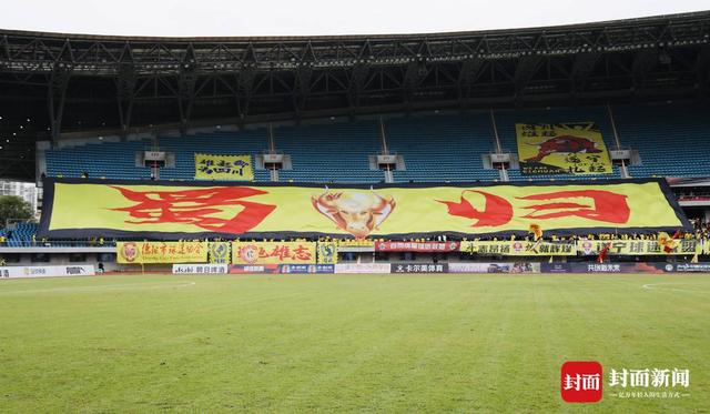 四川九牛冲超成功狂欢瞬间：队员脱衣拥抱，外援亲吻妻儿