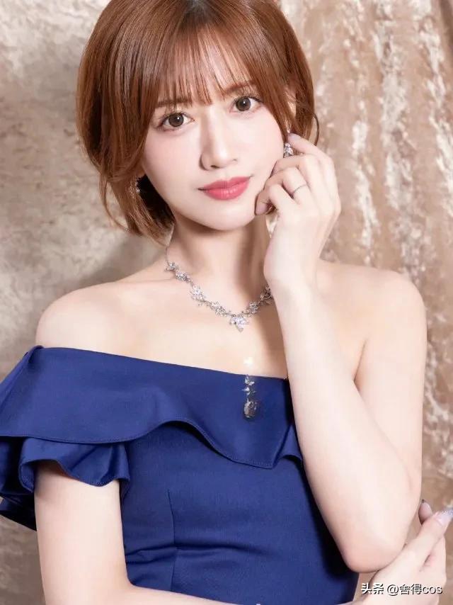 希岛爱理蓝色开叉裙：时尚界的惊艳一瞥，优雅与性感的完美碰撞