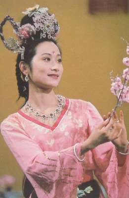 王苓华(《西游记》王苓华演“杏仙”一夜爆红，却嫁华侨移居美国教舞蹈？)