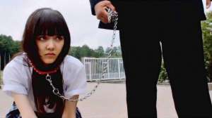 美女脱衣服裤子(毁三观：女子居然在路边脱光跪地，而且还戴狗链，太丢人了)